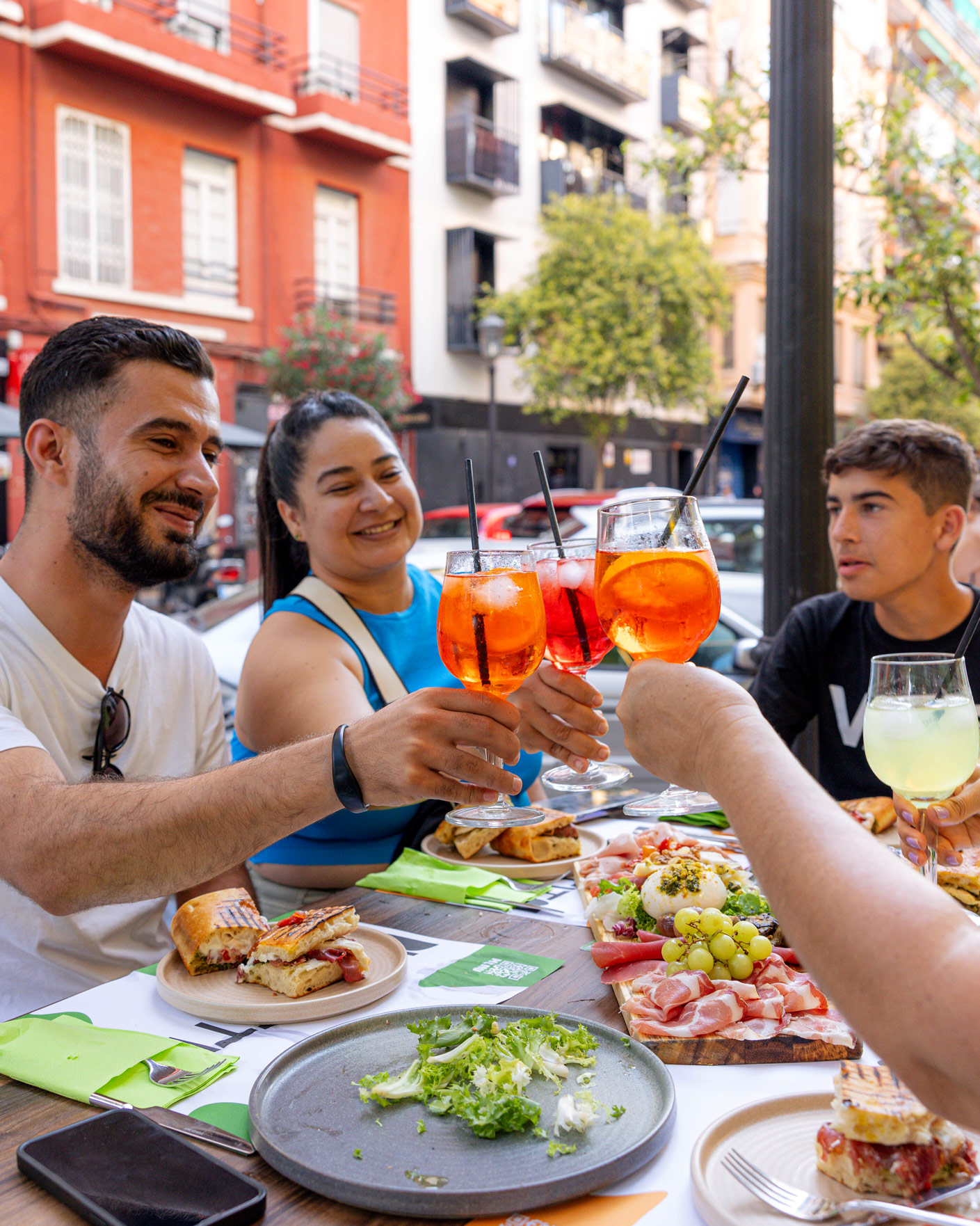 Charla amena con focaccias italianas y Aperol Spritz